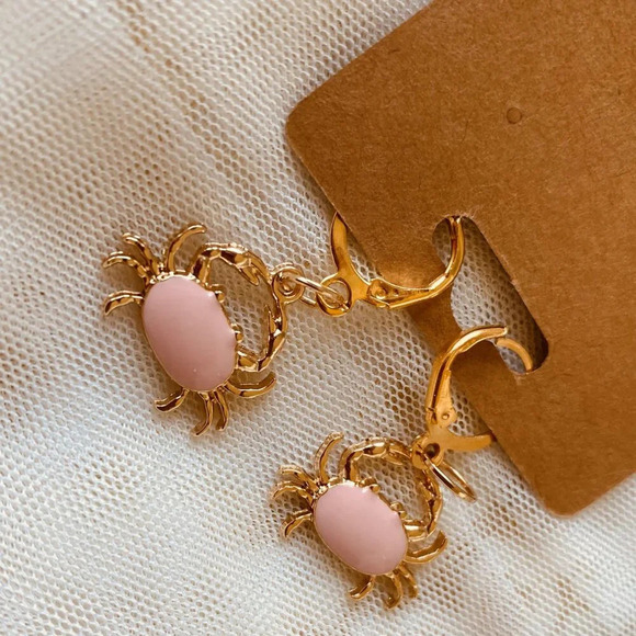 Cute Pink Enamel Crab Crustacean design Fashion earrings - Picture 3 of 3